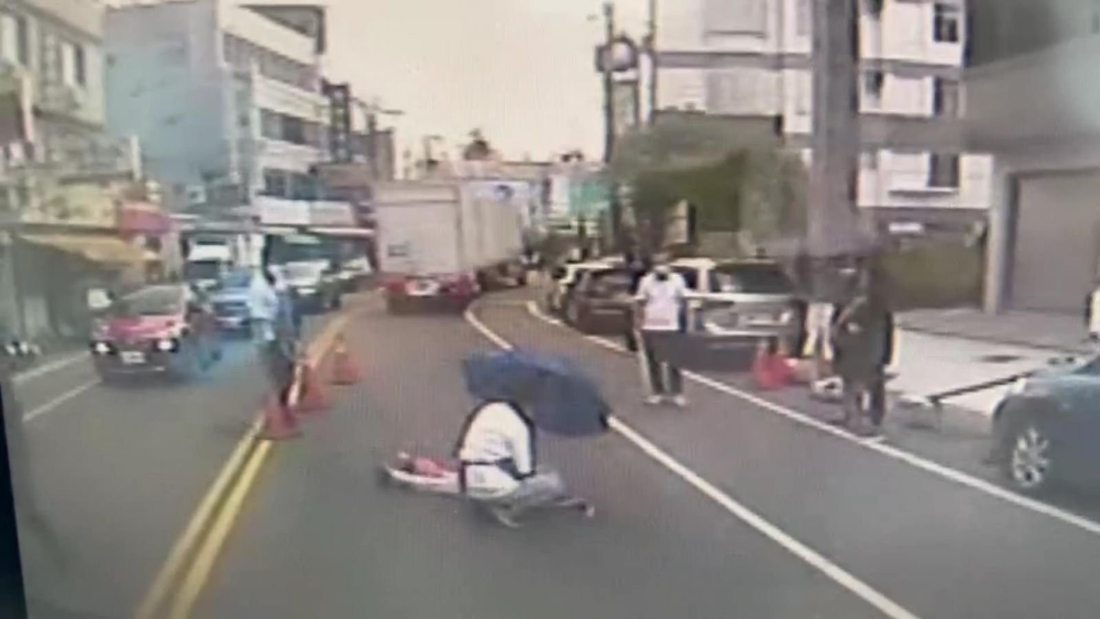 影／險晚七天才回到家！阿嬤穿越雙黃線過馬路人捲入聯結車車底 - https://www.watchmedia01.com
