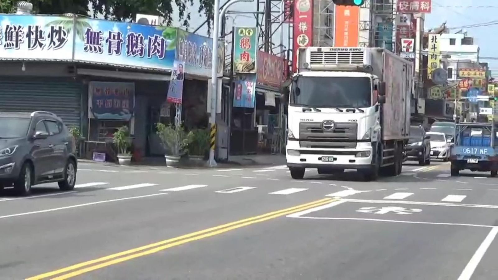 影／險晚七天才回到家！阿嬤穿越雙黃線過馬路人捲入聯結車車底 - https://www.watchmedia01.com