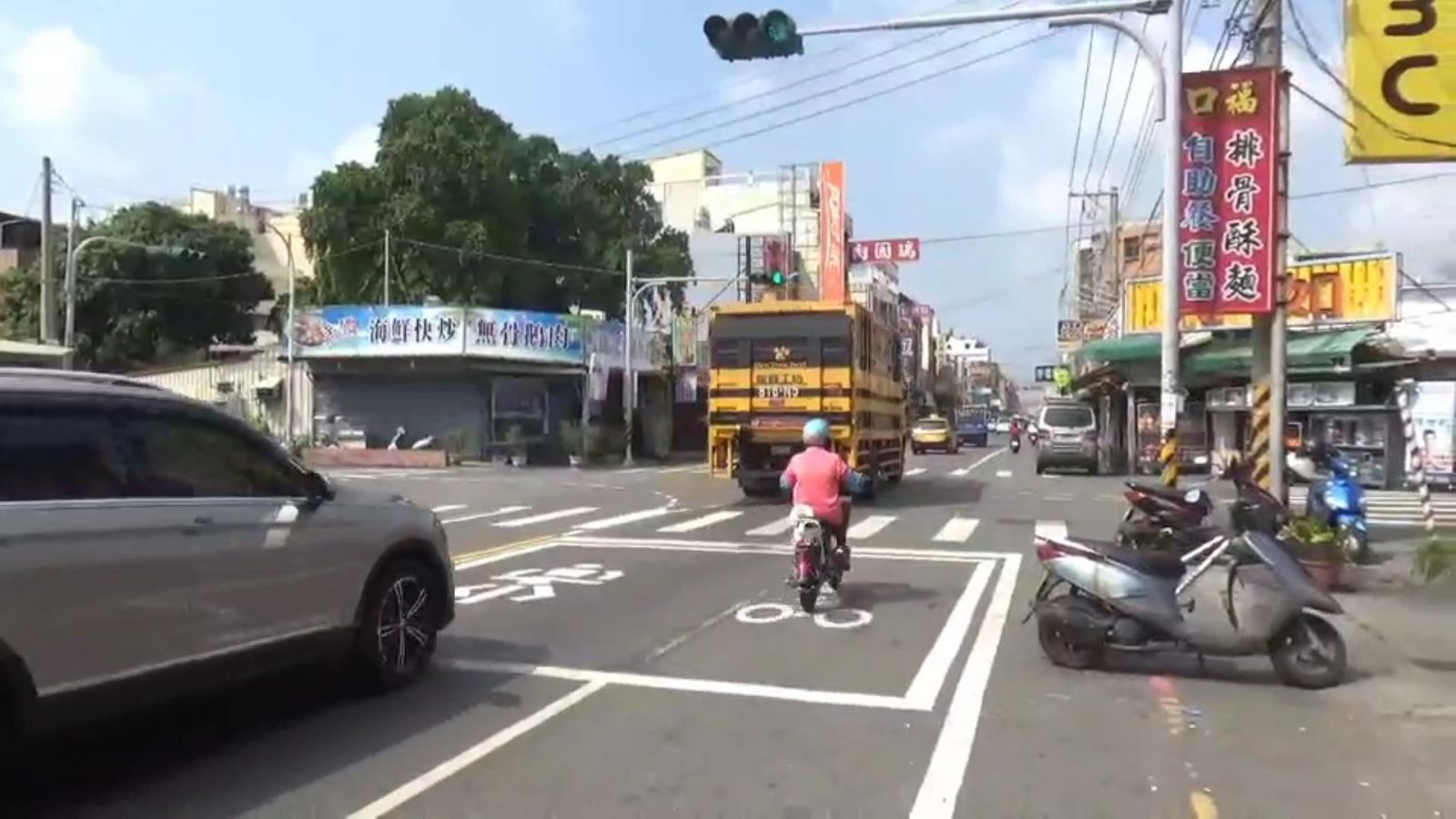 影／險晚七天才回到家！阿嬤穿越雙黃線過馬路人捲入聯結車車底 - https://www.watchmedia01.com