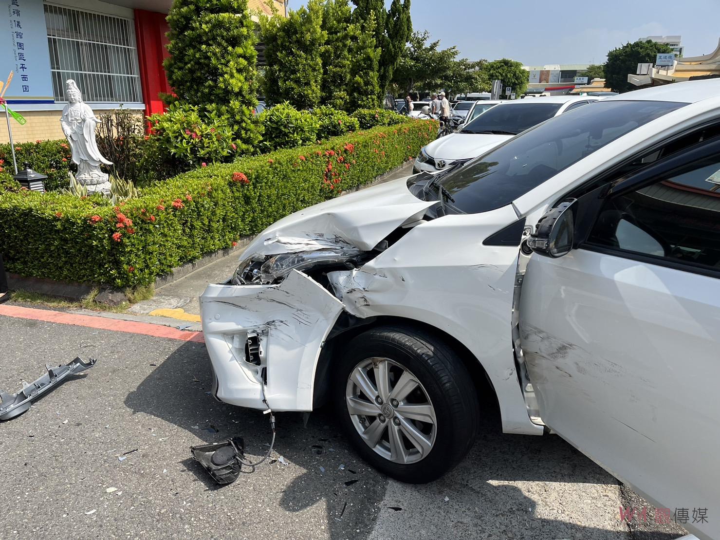 台南殯儀館靈車突失控倒車暴衝 民眾險遭殃 - https://www.watchmedia01.com