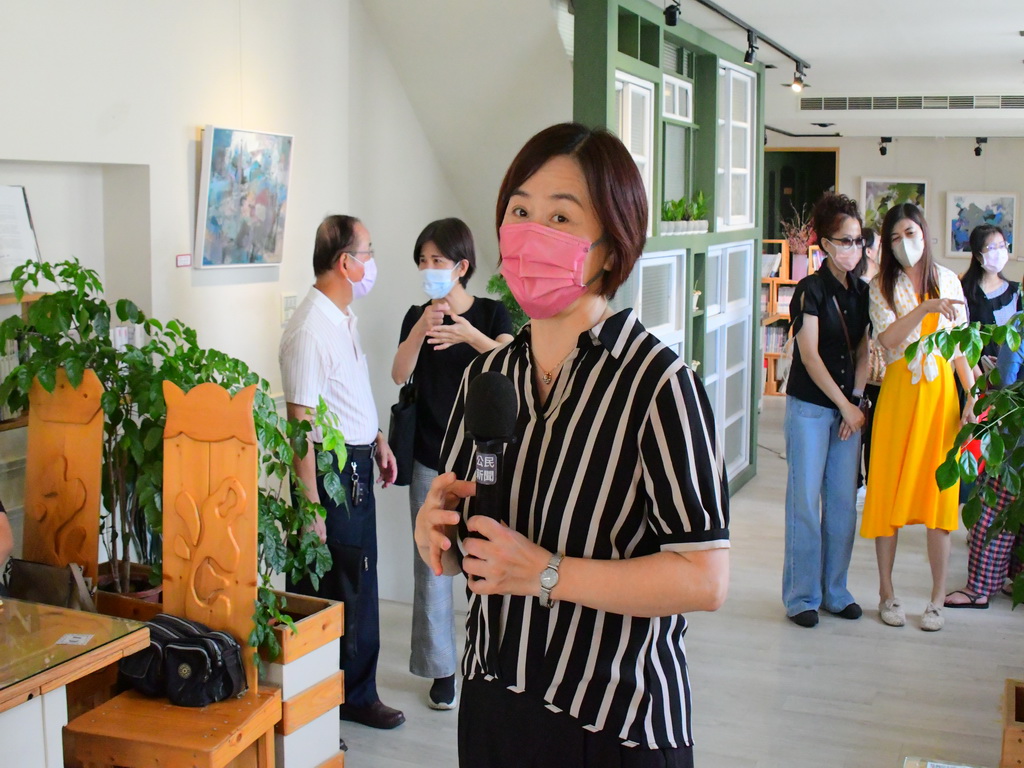 全國油畫展得獎者卓美黛講座分享 社頭鄉六次元咖啡藝廊談情說畫 - https://www.watchmedia01.com