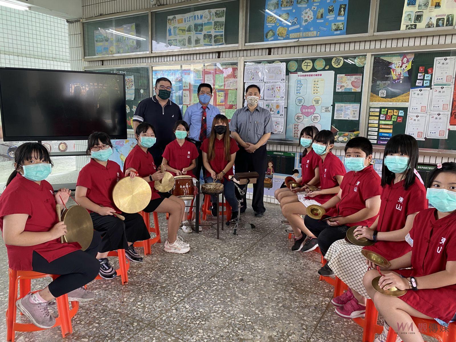 影／響徹雲霄的鑼鼓聲　東山國小校友曹榮源百萬支持興建館閣 - https://www.watchmedia01.com