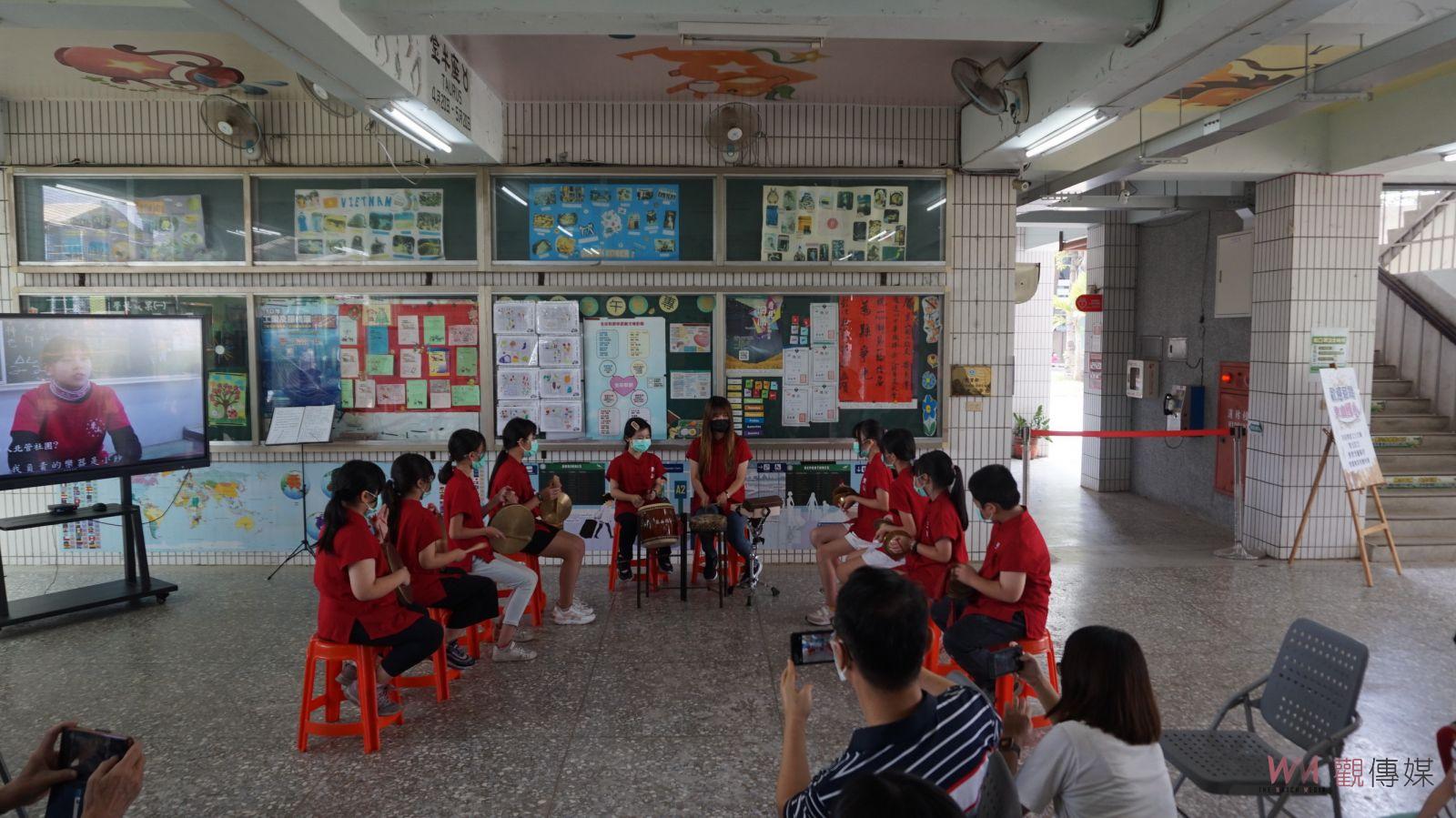影／響徹雲霄的鑼鼓聲　東山國小校友曹榮源百萬支持興建館閣 - https://www.watchmedia01.com