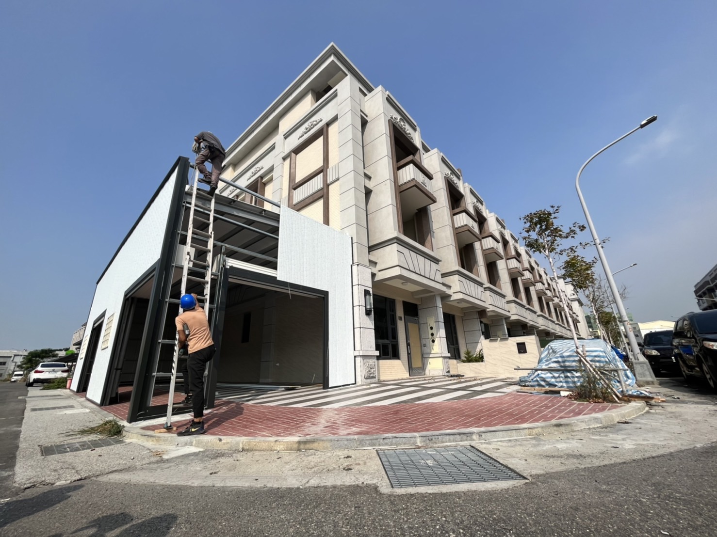 拆掉！彰化市一透天厝社區超狂車庫蓋在人行道！屋主：被建商騙 - https://www.watchmedia01.com