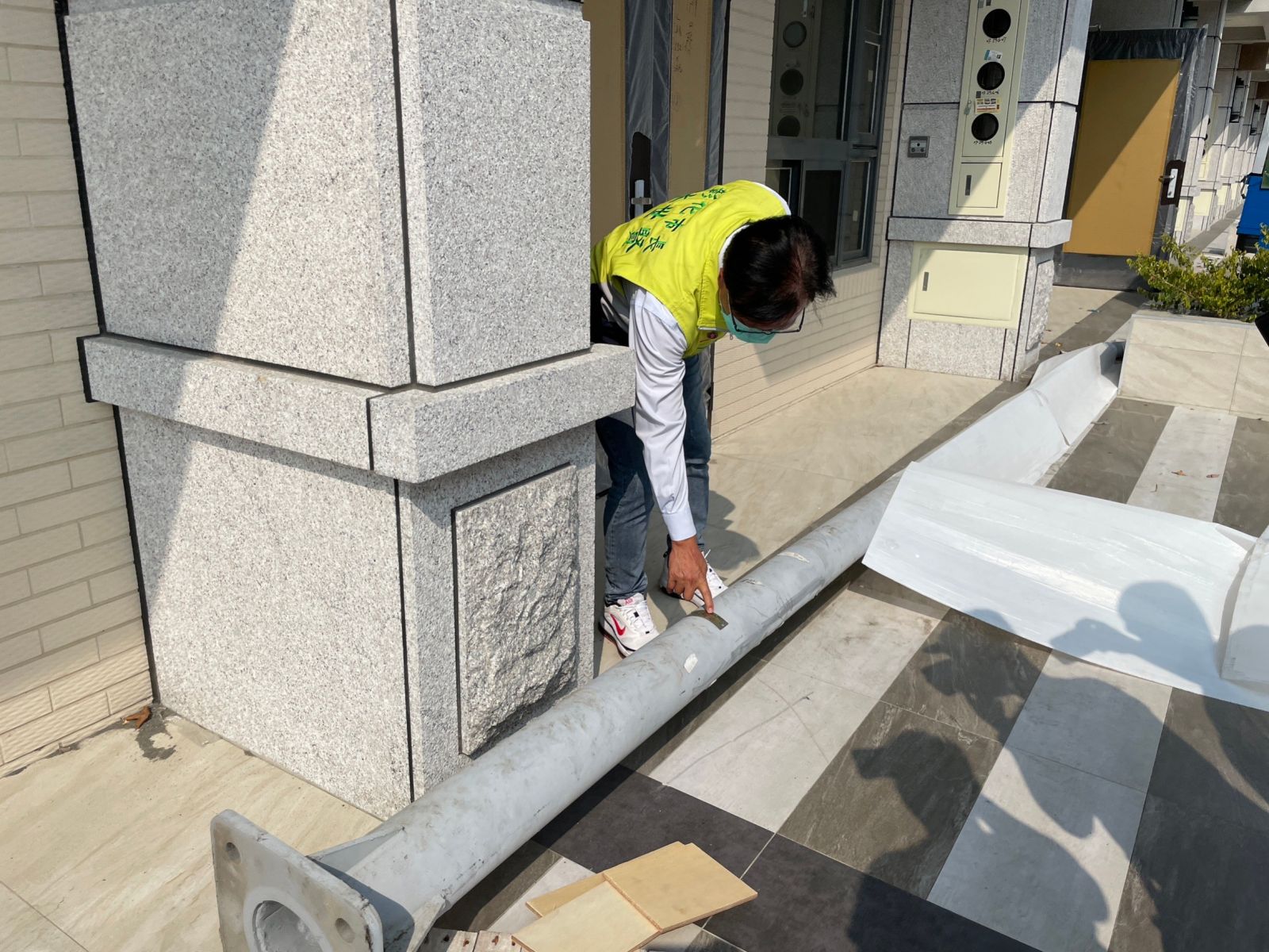 拆掉！彰化市一透天厝社區超狂車庫蓋在人行道！屋主：被建商騙 - https://www.watchmedia01.com