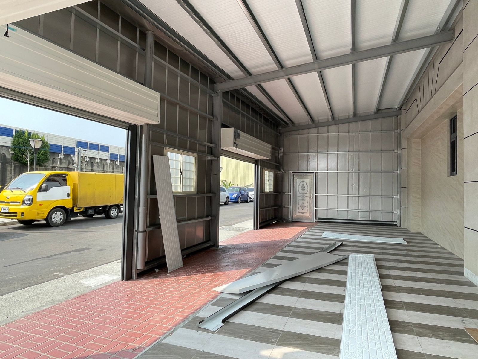 拆掉！彰化市一透天厝社區超狂車庫蓋在人行道！屋主：被建商騙 - https://www.watchmedia01.com