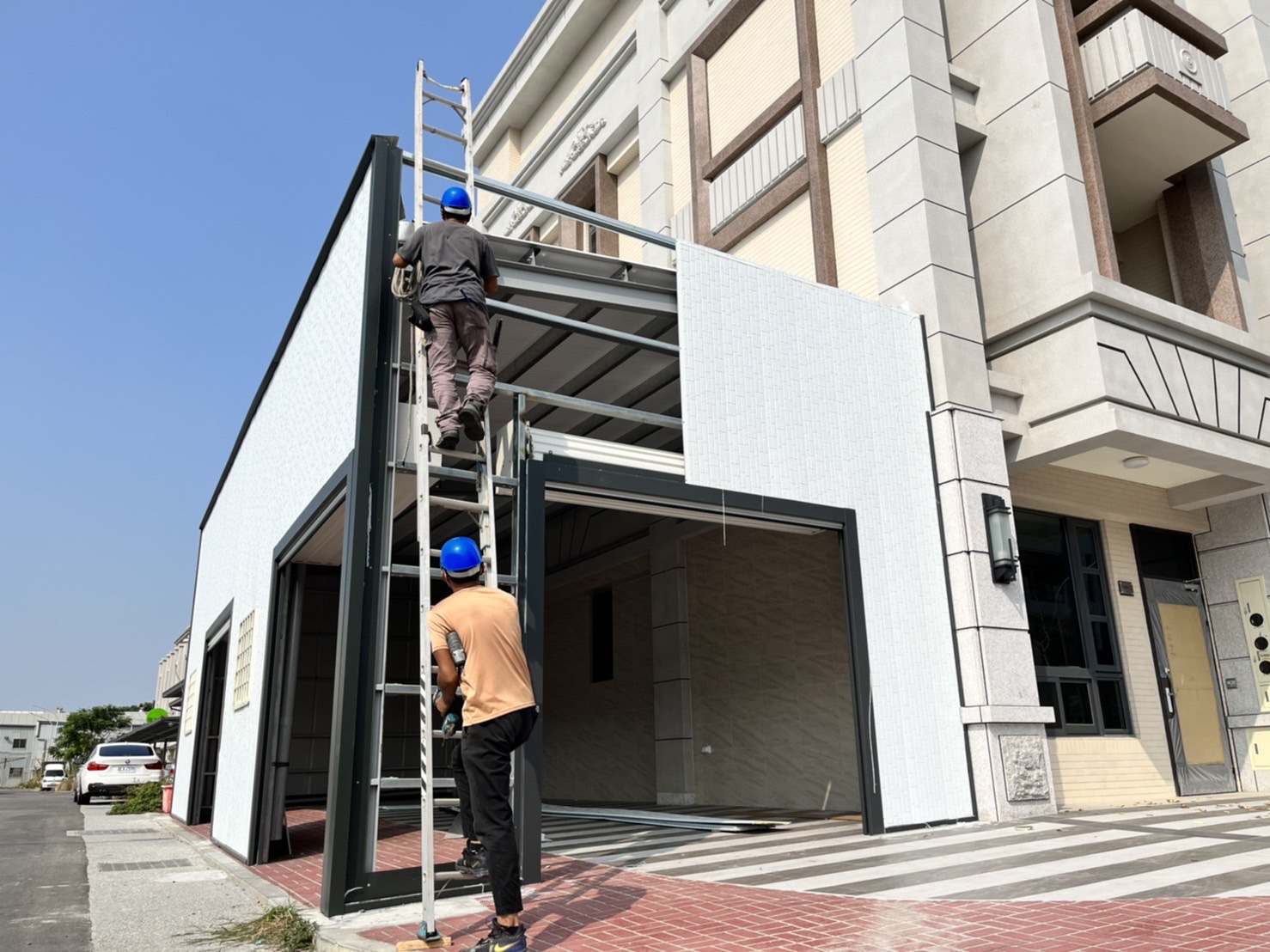 拆掉！彰化市一透天厝社區超狂車庫蓋在人行道！屋主：被建商騙 - https://www.watchmedia01.com