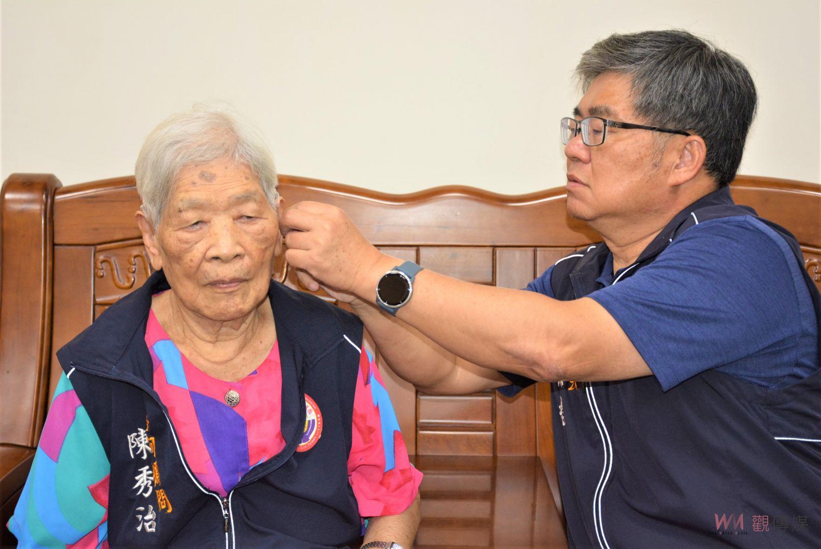 畢生積蓄用造橋　嘉邑行善團致贈助聽器感謝行善教師 - https://www.watchmedia01.com