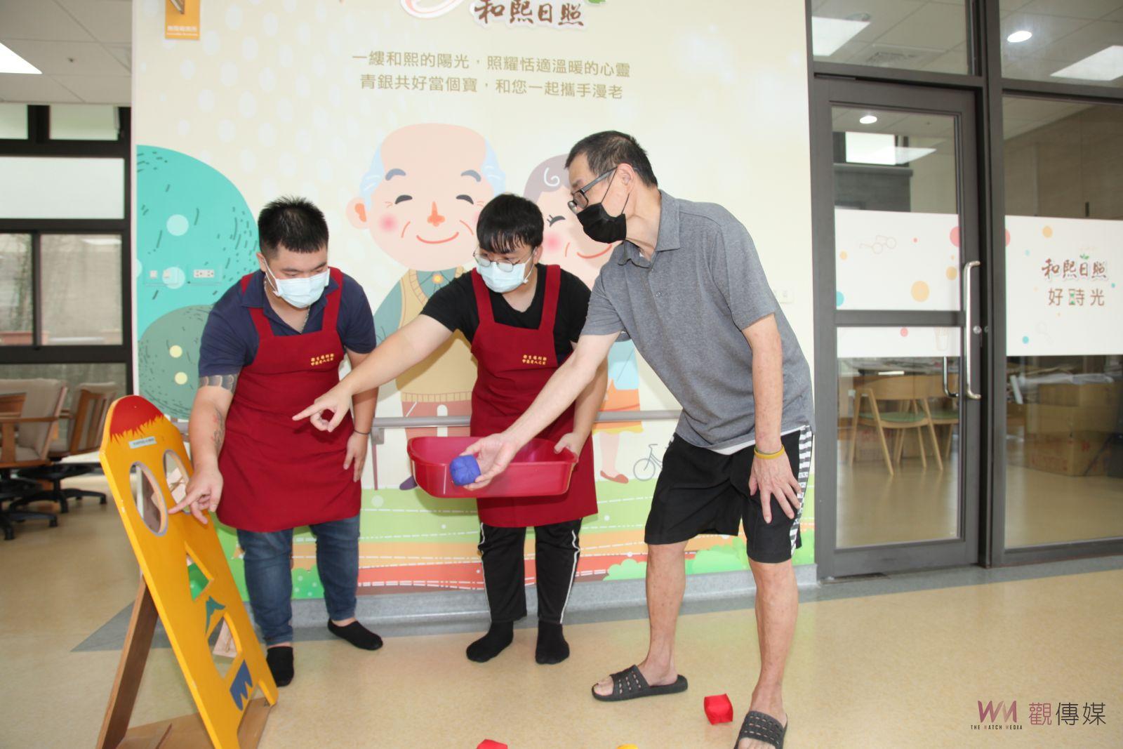影／重陽節！達德商工照服科學生至中區老人之家展現長照技能 - https://www.watchmedia01.com