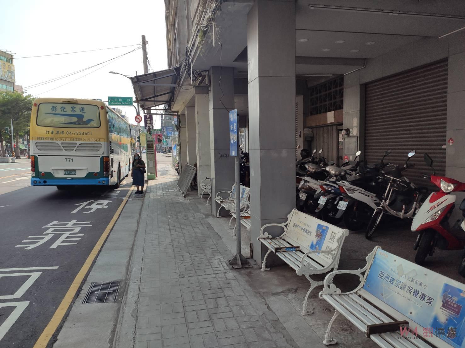 影／學生不用再坐地上等通學車　彰化縣政府協調客運提供候車用長條椅 - https://www.watchmedia01.com