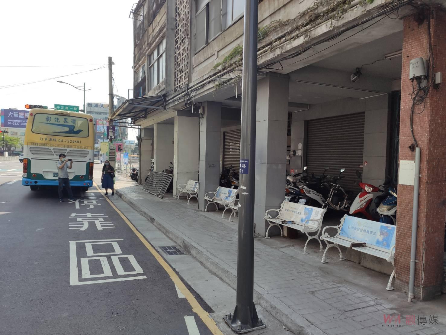 影／學生不用再坐地上等通學車　彰化縣政府協調客運提供候車用長條椅 - https://www.watchmedia01.com