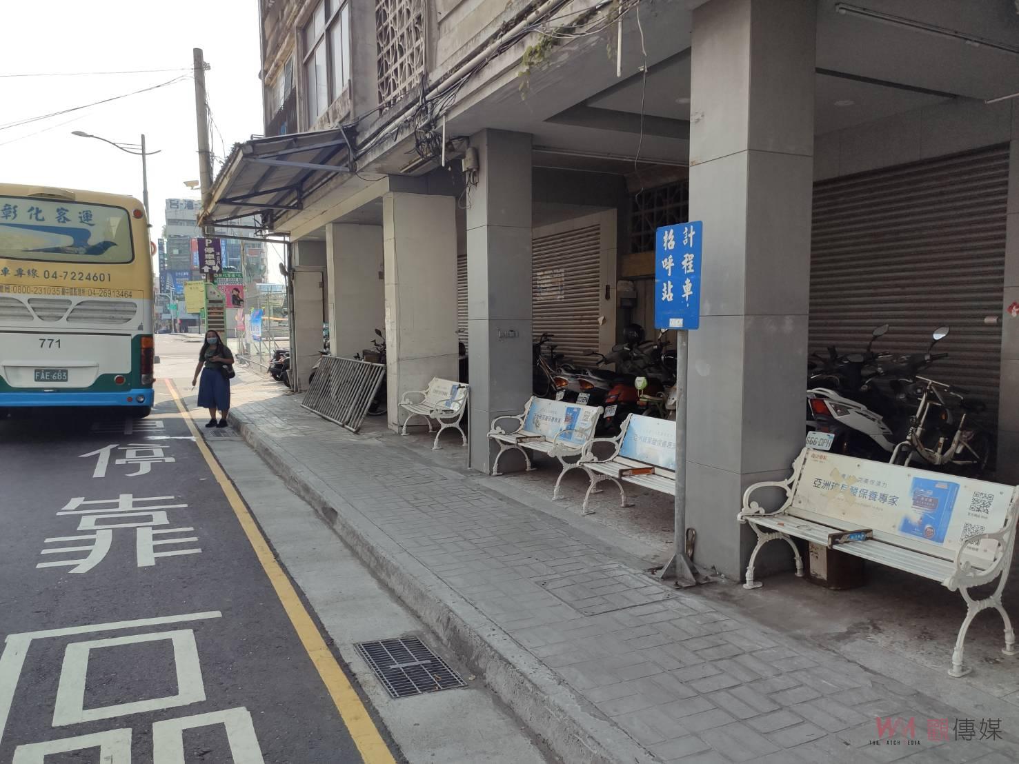 影／學生不用再坐地上等通學車　彰化縣政府協調客運提供候車用長條椅 - https://www.watchmedia01.com
