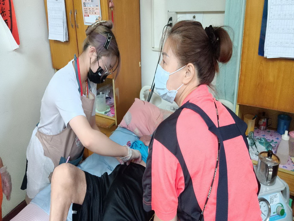 支持照顧者與被照顧者兩個家庭 邱暉智步步建構長照人力資源中心 - https://www.watchmedia01.com