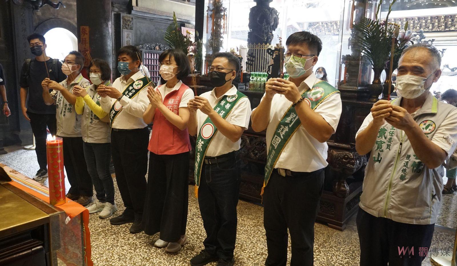 影／蘇巧慧南下相挺台大同學蔡岳儒　朝天宮武德宮參拜祈求順利當選 - https://www.watchmedia01.com