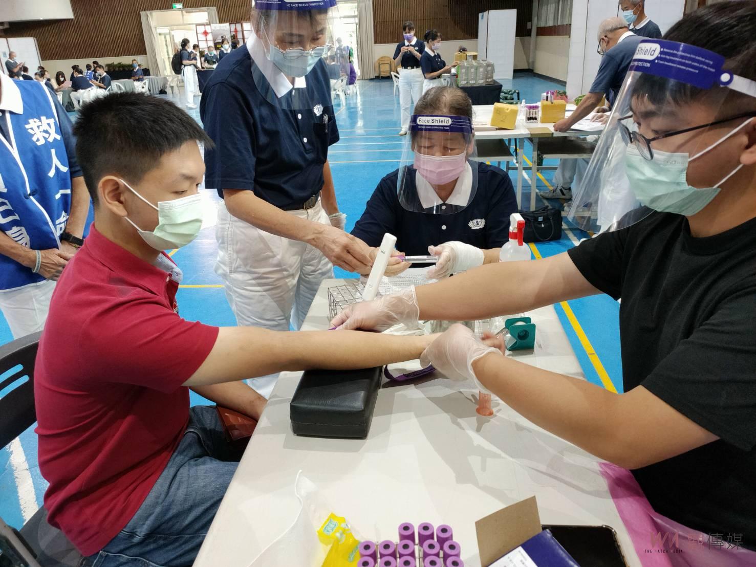 影／善與愛的力量！18歲最佳成年禮　她拿到最值得的一張卡 - https://www.watchmedia01.com