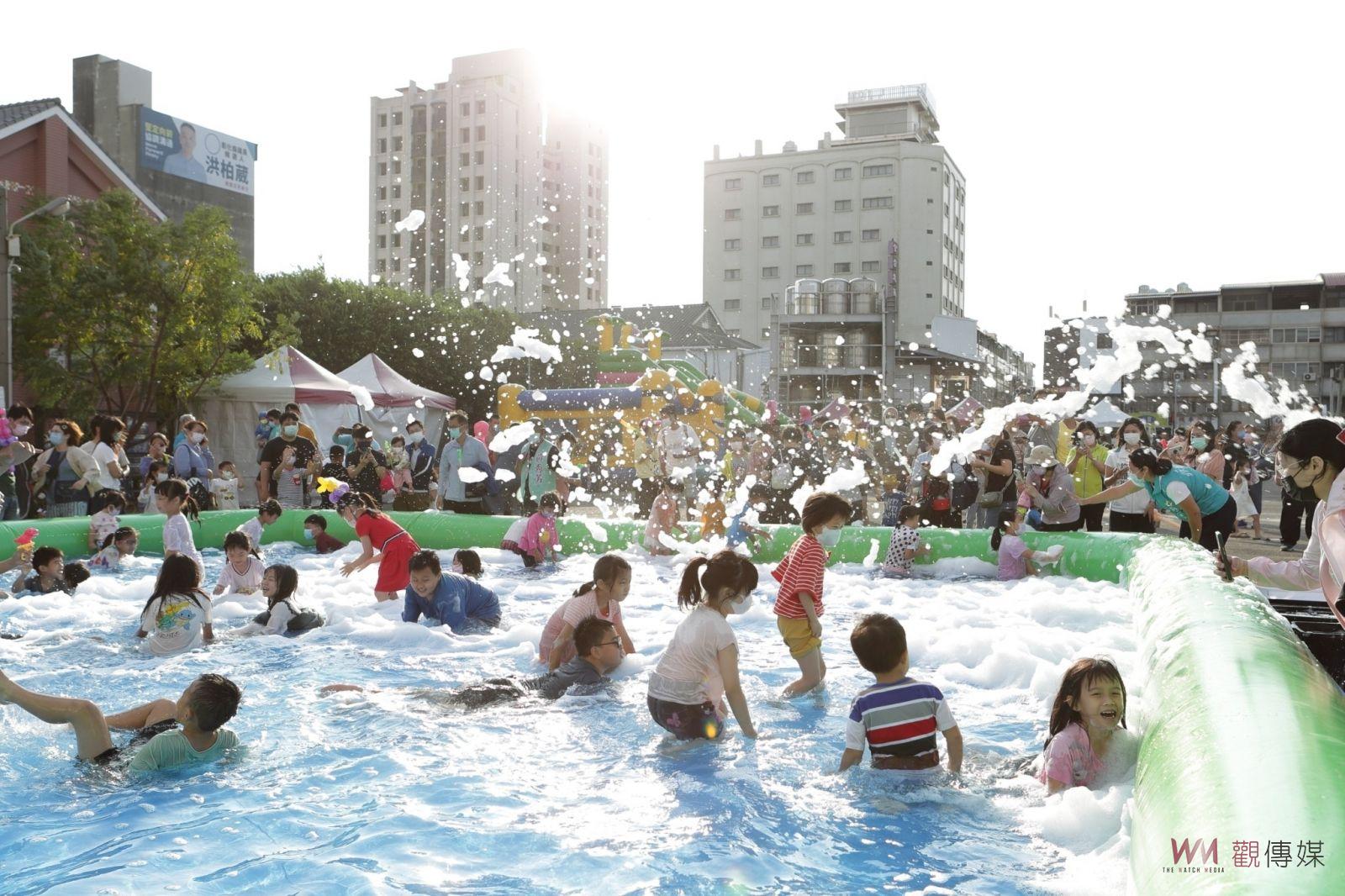 影／接地氣！黃秀芳競總化身彰化「水樂園」多了小朋友的嬉笑聲 - https://www.watchmedia01.com