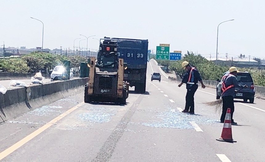 台61貨車爆胎自撞護欄阻交通　北港警馳援交管3小時排除 - https://www.watchmedia01.com