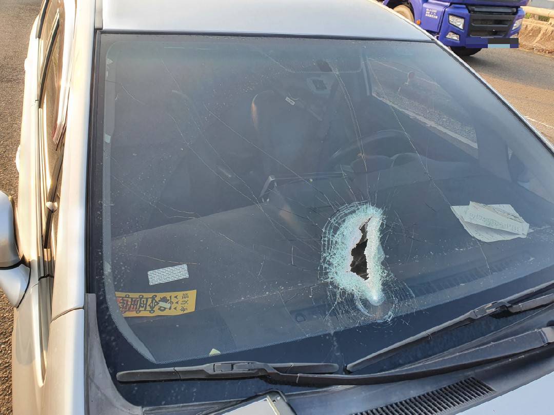 影／油罐車爆胎！鐵片彈飛 砸裂台61線西濱快速公路轎車擋風玻璃 - https://www.watchmedia01.com