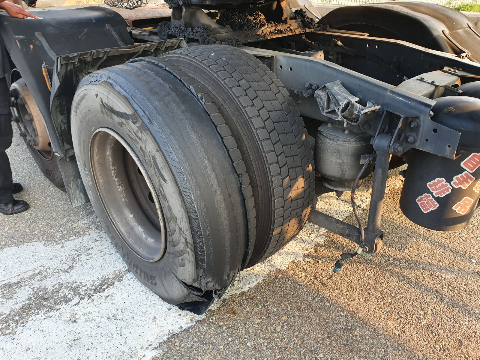 影／油罐車爆胎！鐵片彈飛 砸裂台61線西濱快速公路轎車擋風玻璃 - https://www.watchmedia01.com