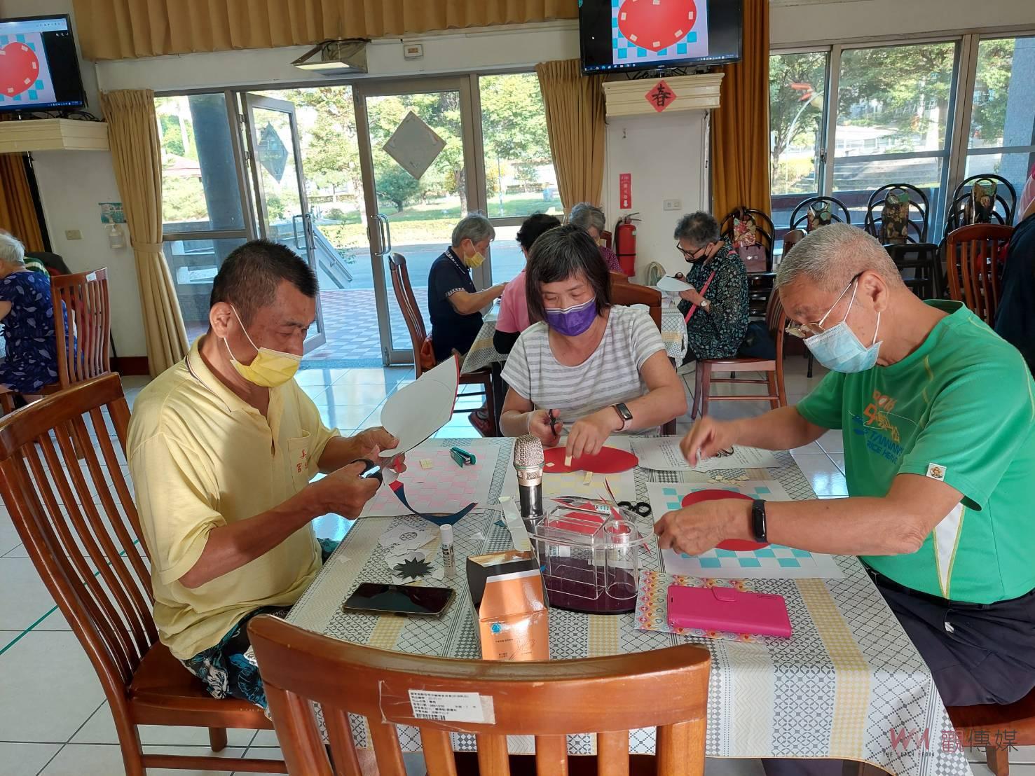 影/活動筋骨!光輝十月國旗有愛 彰化榮家長輩體驗剪紙樂趣 - https://www.watchmedia01.com