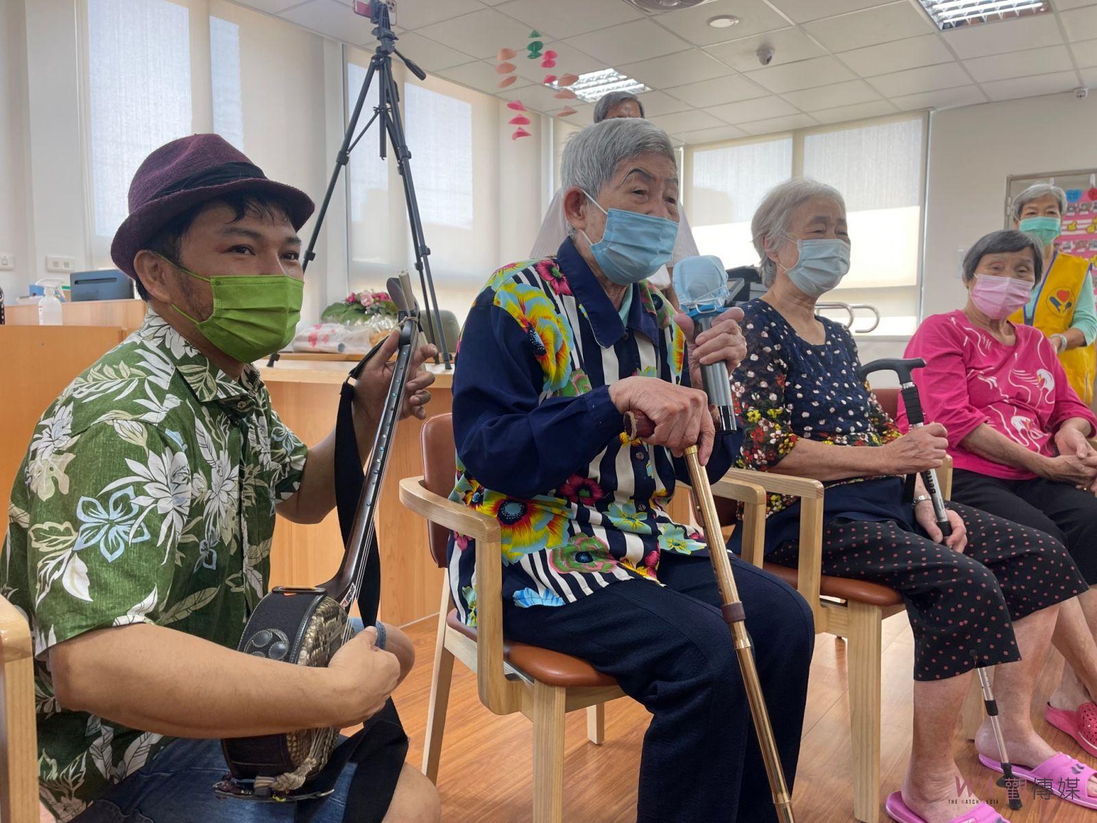 影／三線琴歌手到伸港秀和苑日照中心傳幫長者圓夢　長輩笑開懷 - https://www.watchmedia01.com