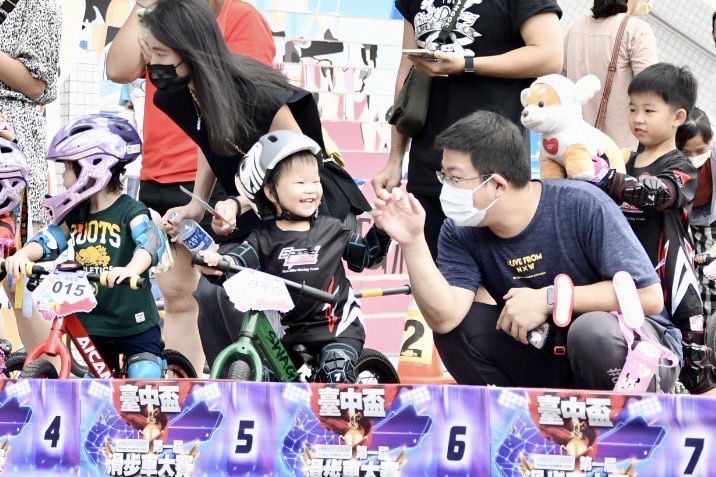 首屆台中盃滑步車大賽熱鬧登場 最小2歲萌騎士帥氣過彎 - https://www.watchmedia01.com