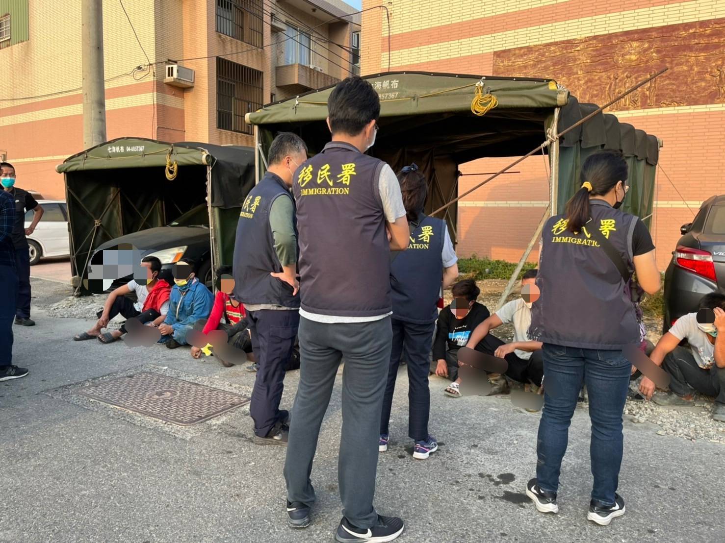 影／移民署查緝養雞場失聯移工遇衝撞　車斗一揭竟藏逾10名非法移工 - https://www.watchmedia01.com