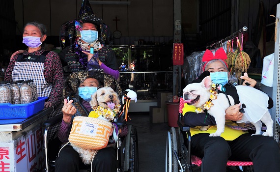 給糖不搗蛋 屏基舉辦輔療犬與老朋友的超商血拚 - https://www.watchmedia01.com