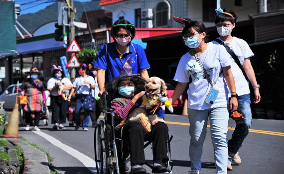 給糖不搗蛋 屏基舉辦輔療犬與老朋友的超商血拚 - https://www.watchmedia01.com