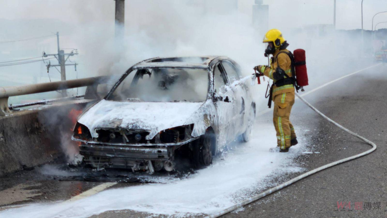 影/駕駛秒間棄車逃生!18年老爺車中彰快速道路瞬間起火 - https://www.watchmedia01.com