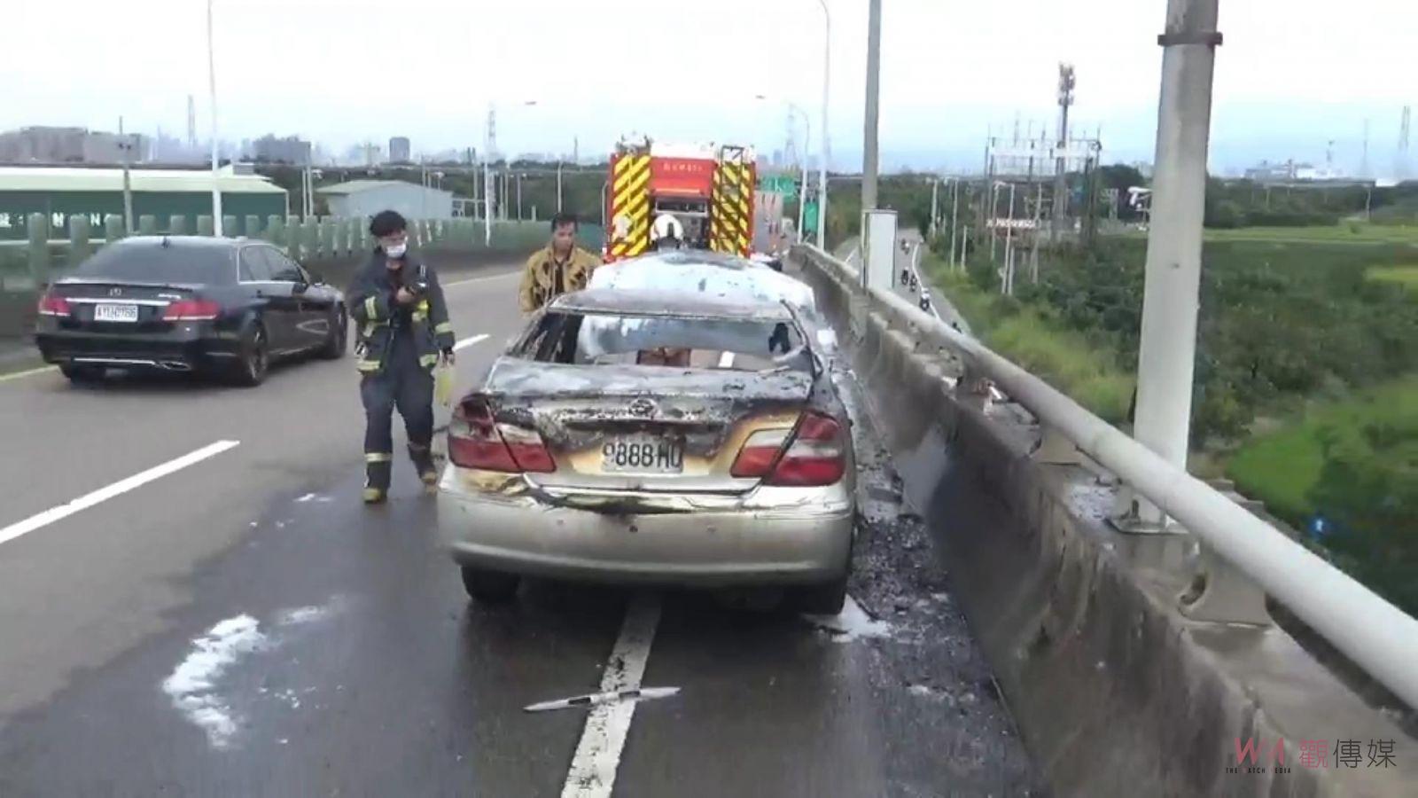 影/駕駛秒間棄車逃生!18年老爺車中彰快速道路瞬間起火 - https://www.watchmedia01.com