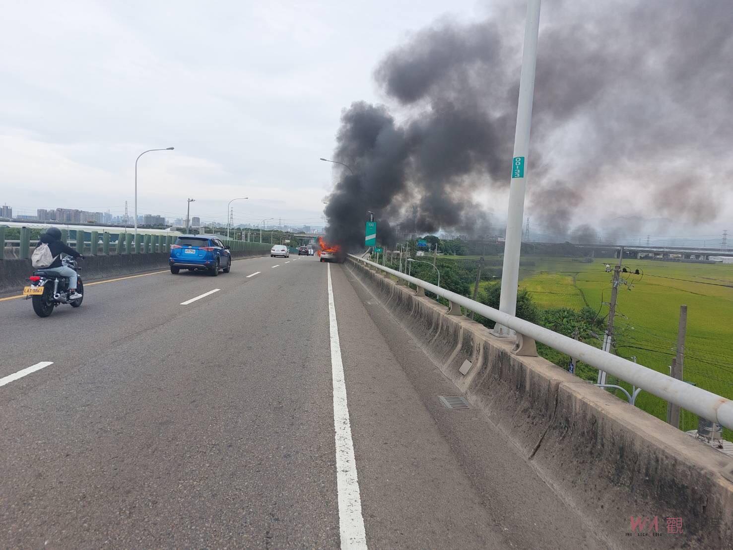 影/駕駛秒間棄車逃生!18年老爺車中彰快速道路瞬間起火 - https://www.watchmedia01.com