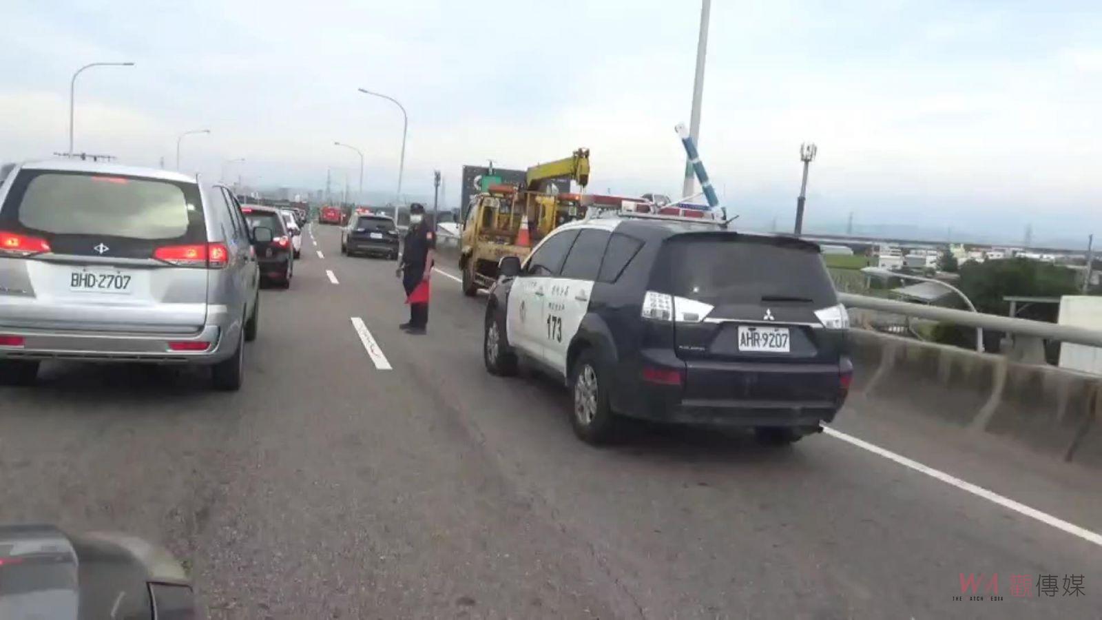 影/駕駛秒間棄車逃生!18年老爺車中彰快速道路瞬間起火 - https://www.watchmedia01.com