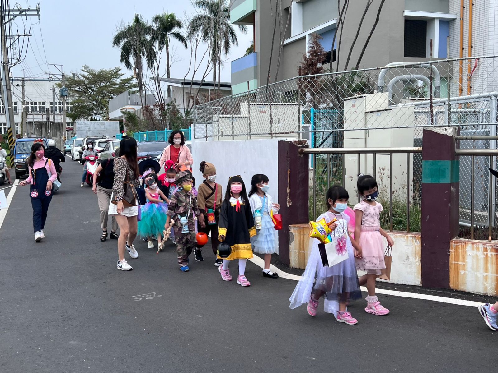 彰化縣立明倫非營利幼兒園萬聖節變裝秀 小朋友沿街不要糖只要收發票 - https://www.watchmedia01.com