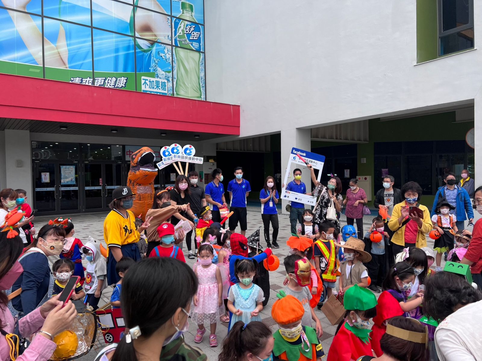 彰化縣立明倫非營利幼兒園萬聖節變裝秀 小朋友沿街不要糖只要收發票 - https://www.watchmedia01.com
