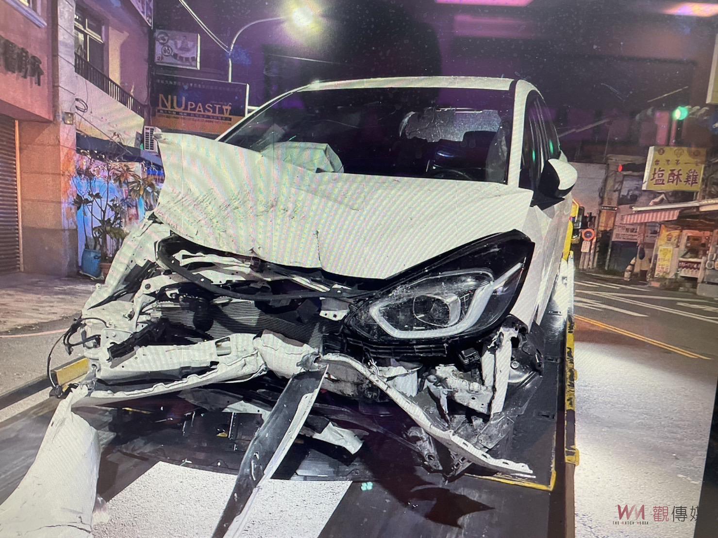 攜毒駕車失控撞毀變電箱　駕駛體內驗出毒品反應 - https://www.watchmedia01.com