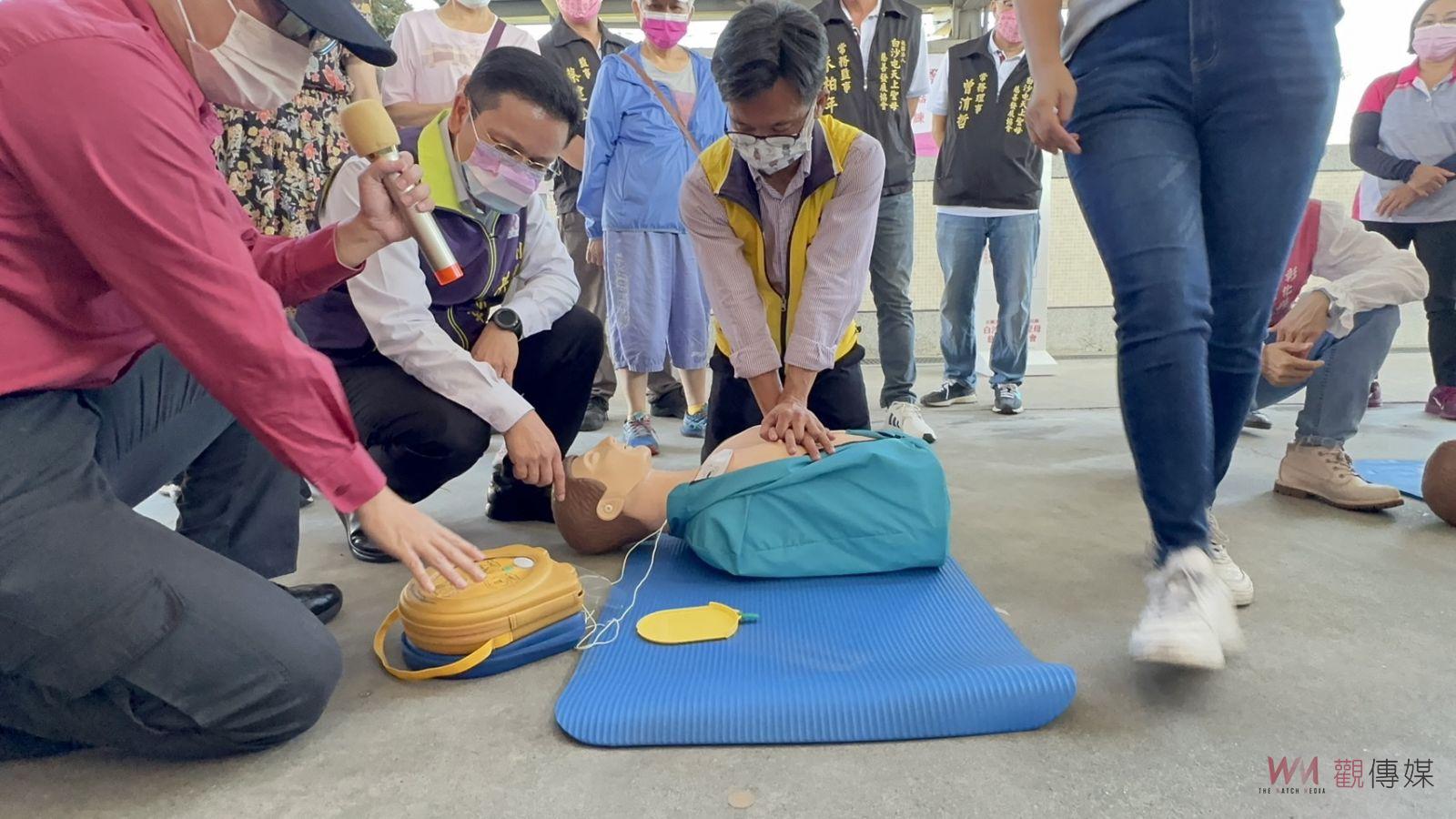 影/媽祖牌 芬園添救命神器!白沙屯慈善會捐贈AED給芬園鄉公所 - https://www.watchmedia01.com