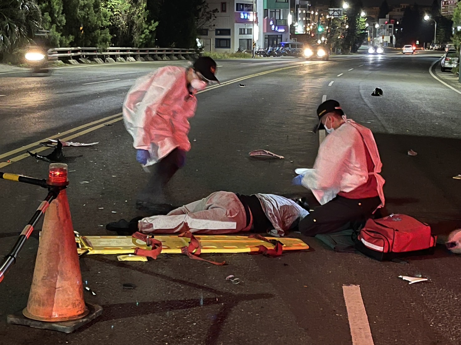 違規迴轉外送員遭自小客車撞擊倒地 肇事駕駛趁亂落跑 - https://www.watchmedia01.com