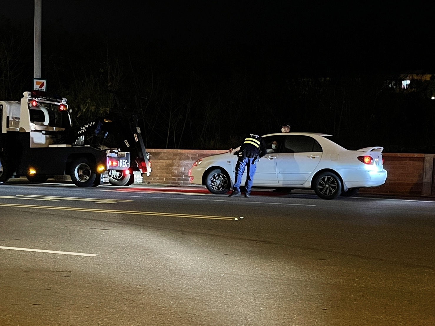 違規迴轉外送員遭自小客車撞擊倒地 肇事駕駛趁亂落跑 - https://www.watchmedia01.com