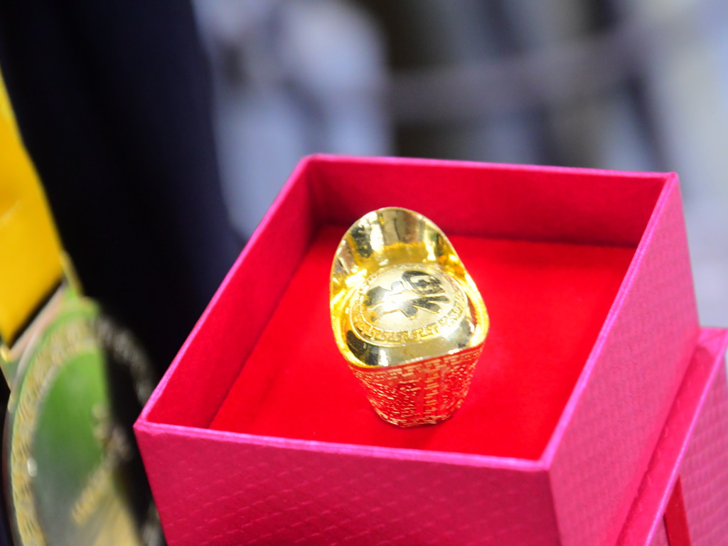 秀水高工金手獎穿金戴銀大顯神威 校友董川百頒發金元寶 - https://www.watchmedia01.com