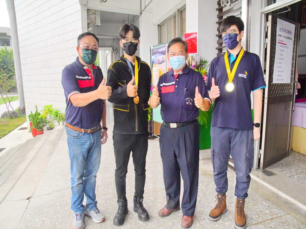 秀水高工金手獎穿金戴銀大顯神威 校友董川百頒發金元寶 - https://www.watchmedia01.com