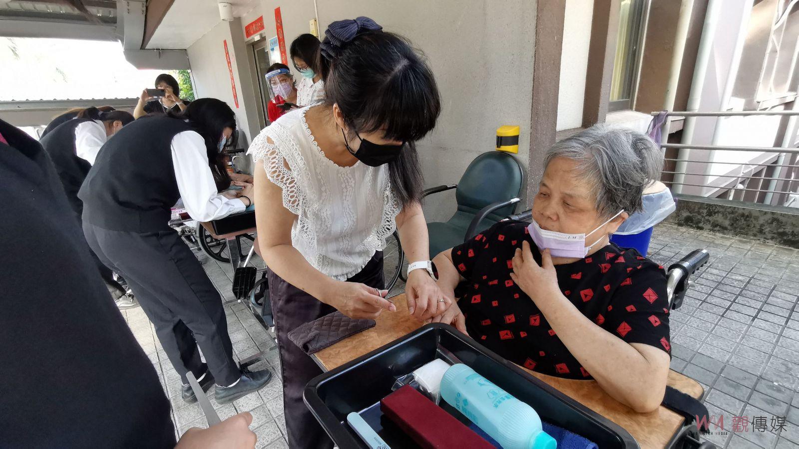 影／為奶奶們彩繪指甲及修眉　榮家阿嬤秀美甲嗨讚「足水ㄟ」 - https://www.watchmedia01.com