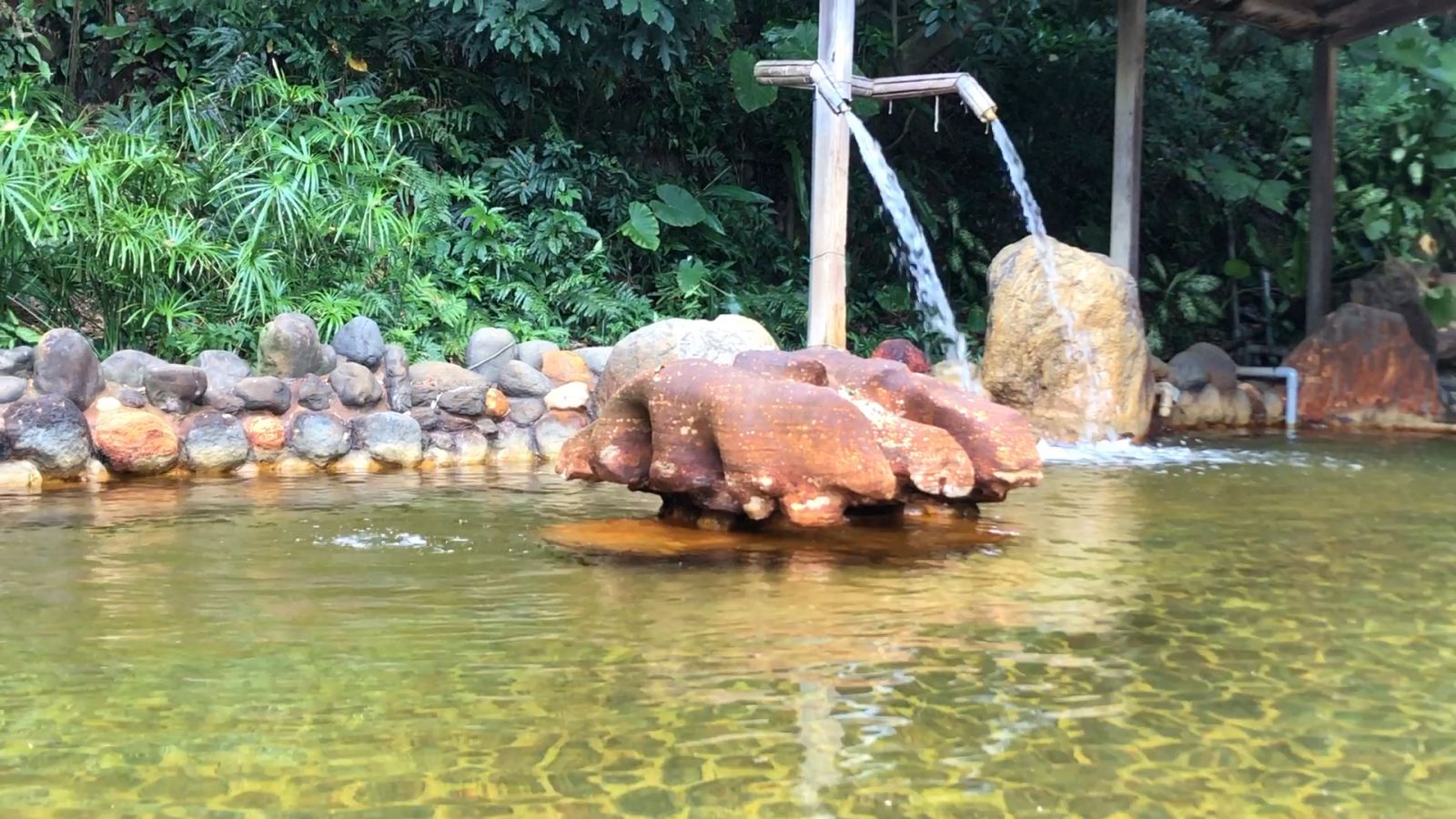 台灣本島獨有的海底溫泉只有在金山萬里