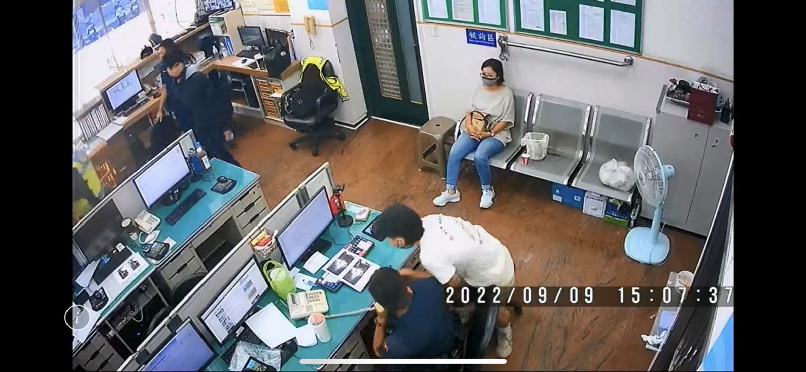 影／把警察當塑膠！偷錢被逮　女嫌派出所內硬奪警搶3警受傷 - https://www.watchmedia01.com
