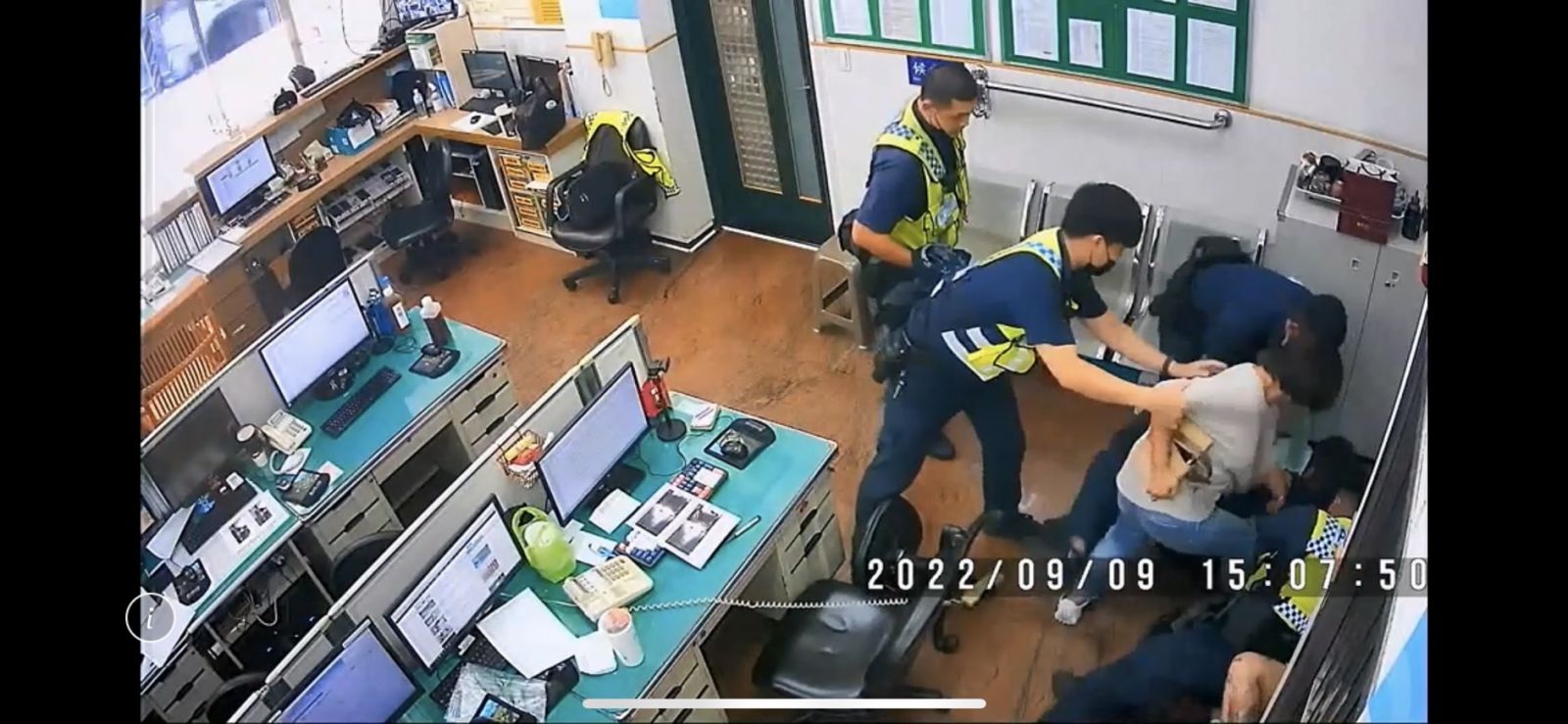 影／把警察當塑膠！偷錢被逮　女嫌派出所內硬奪警搶3警受傷 - https://www.watchmedia01.com