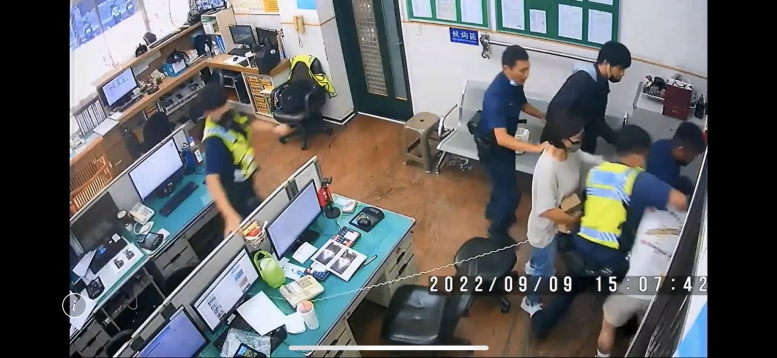 影／把警察當塑膠！偷錢被逮　女嫌派出所內硬奪警搶3警受傷 - https://www.watchmedia01.com