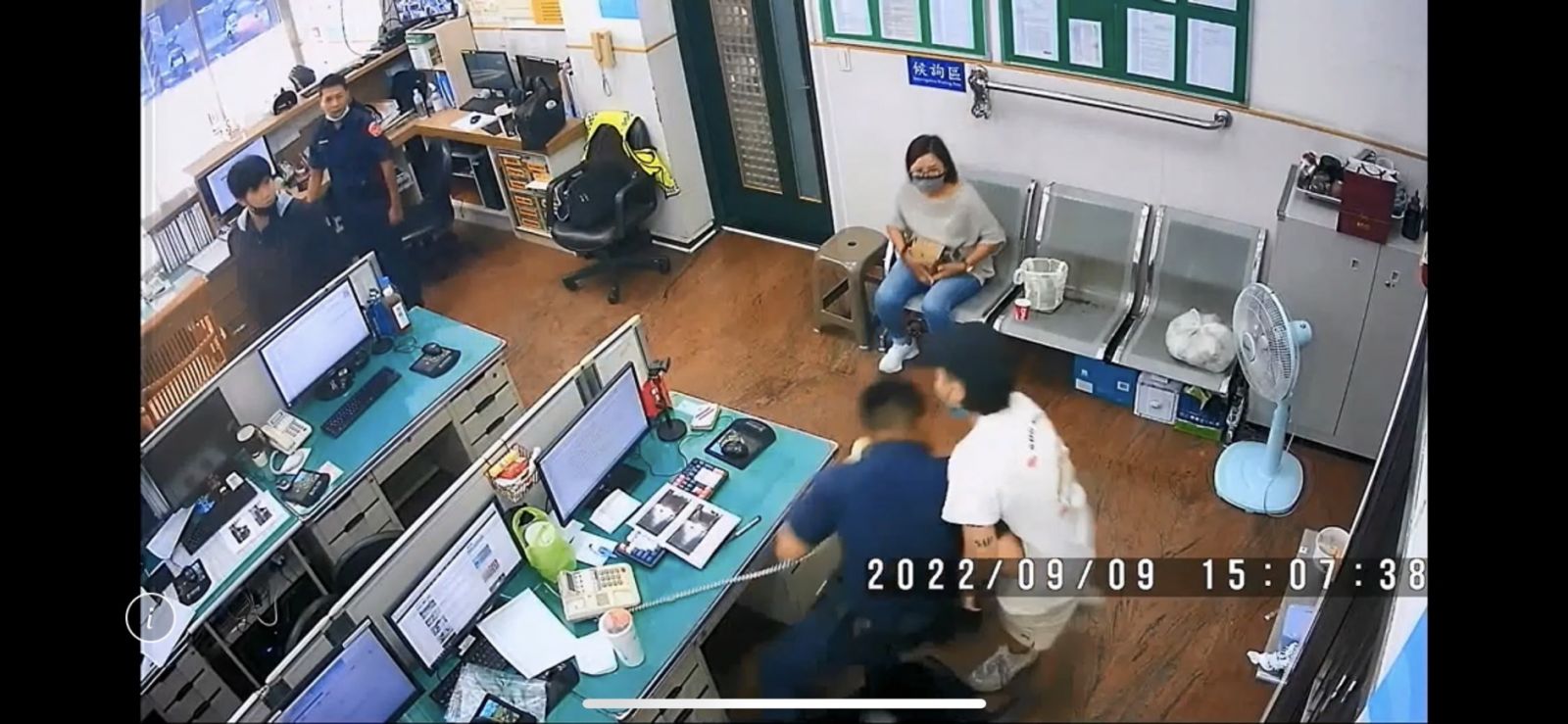 影／把警察當塑膠！偷錢被逮　女嫌派出所內硬奪警搶3警受傷 - https://www.watchmedia01.com
