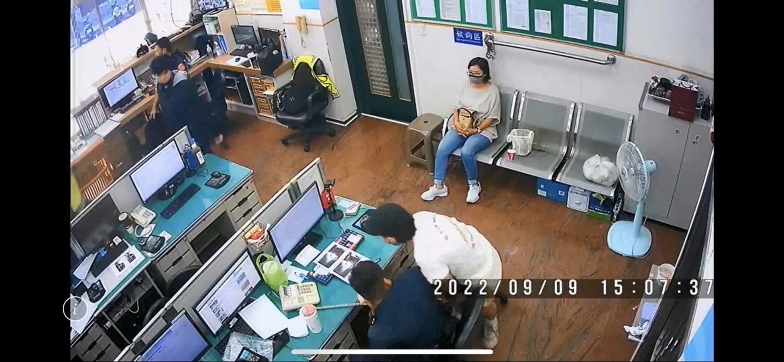 影／把警察當塑膠！偷錢被逮　女嫌派出所內硬奪警搶3警受傷 - https://www.watchmedia01.com