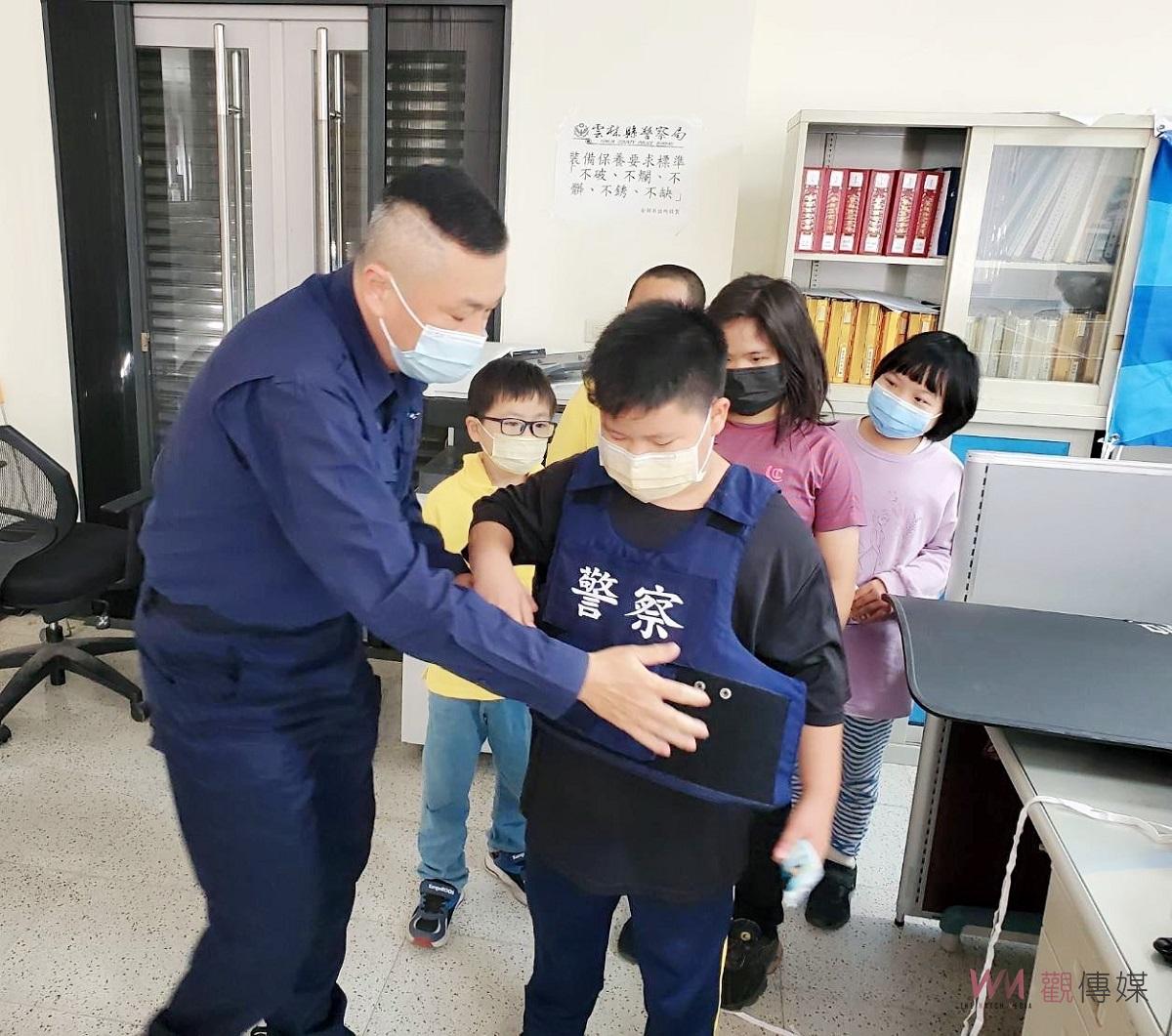 校外教學參訪派出所　學童體驗警察工作 - https://www.watchmedia01.com