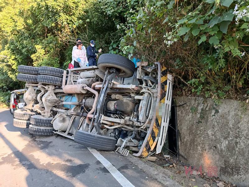 台南南化混凝土預拌車翻覆 受困駕駛滿身血急送醫救治 - https://www.watchmedia01.com
